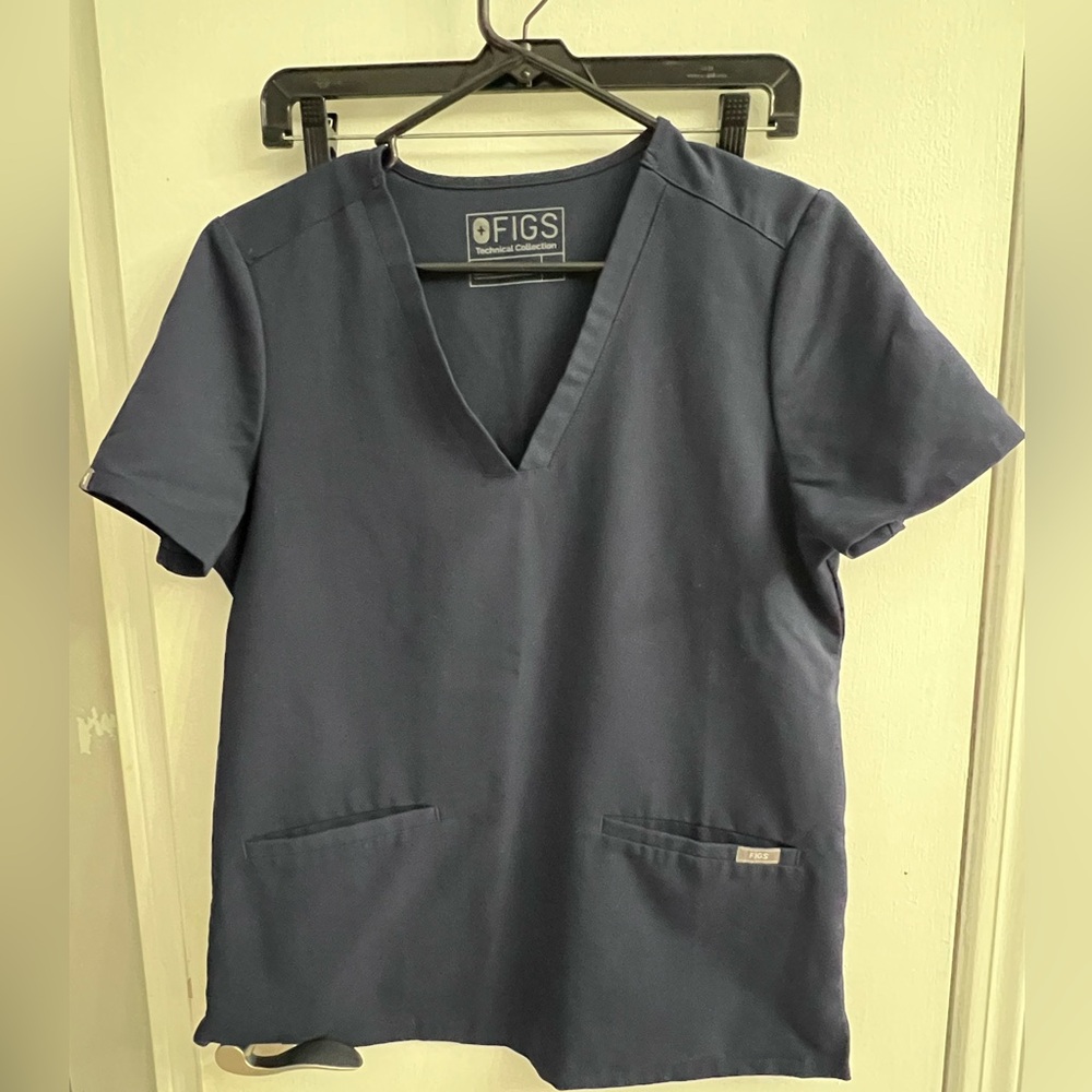 FIGS scrubs Casma 3 pocket top size small in navy blue